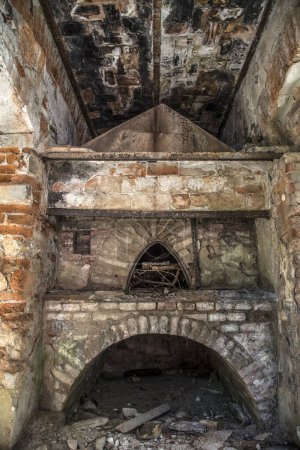 Foto de Vieja chimenea oxidada en ruinas en San vito - Cerdeña - Imagen libre de derechos