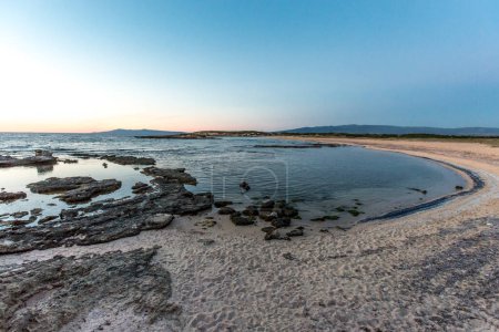 Téléchargez les photos : Magnifique coucher de soleil sur la plage, Sa Mesa Longa, San Vero Milis, Sardaigne, Italie - en image libre de droit