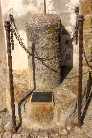 Téléchargez les photos : Le vieux monument de pierre près du mur - en image libre de droit