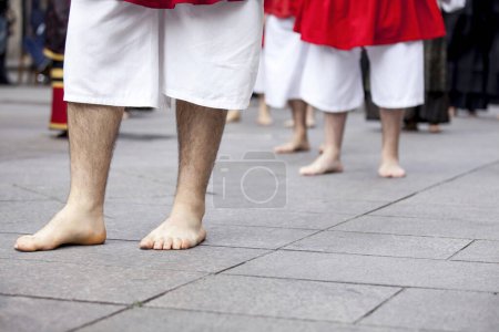 Téléchargez les photos : Vue des pieds au défilé des costumes traditionnels de Cabras - en image libre de droit