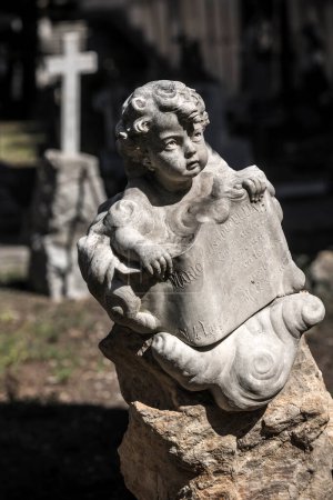Téléchargez les photos : Statue d'enfant au cimetière monumental de Bonaria - en image libre de droit