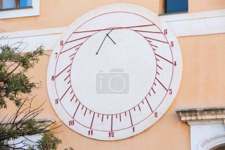 Foto de Antiguo reloj de sol en la pared del edificio - Imagen libre de derechos