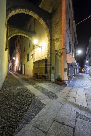 Téléchargez les photos : Bâtiments de rue de la vieille ville méditerranéenne sur la Sardaigne, Italie, Europe - en image libre de droit