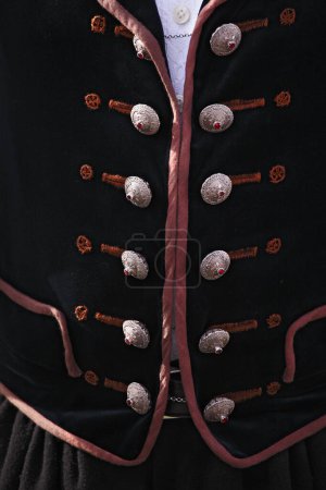 Téléchargez les photos : Détail d'un costume traditionnel. - en image libre de droit