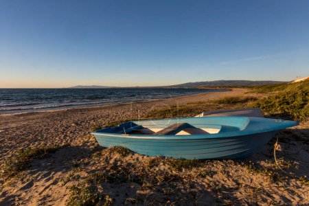 Téléchargez les photos : Belle vue sur la mer et le bateau sur la côte - en image libre de droit