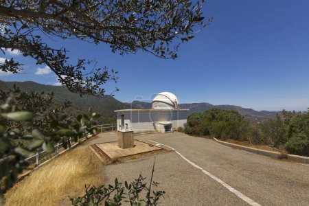 Téléchargez les photos : Observatoire dans les montagnes par temps ensoleillé - en image libre de droit