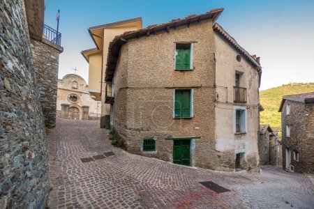 Foto de Edificios de la calle de la antigua ciudad mediterránea en Cerdeña, Italia, Europa - Imagen libre de derechos