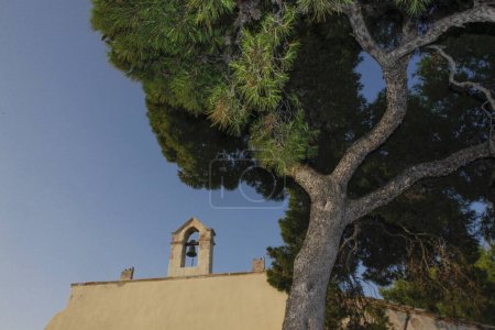 Foto de Quartu: arquitectura exterior de la iglesia de Sant 'Andrea - Cerdeña - Imagen libre de derechos