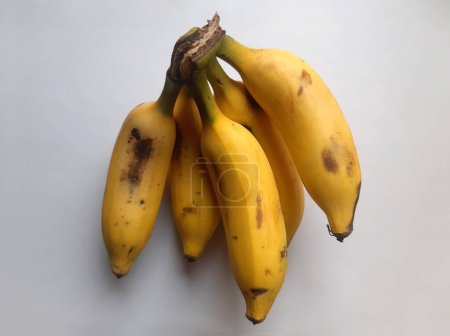 Téléchargez les photos : Bouquet de petites bananes indiennes jaunes du Kerala, banane elaichi - en image libre de droit