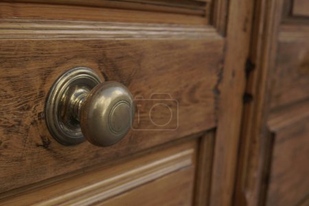 Foto de Puerta golpeador en bronce mano puerta de madera - Imagen libre de derechos