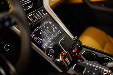 Foto de Ternopil, Ucrania- 11 de noviembre de 2022: Caja de cambios de coche de color amarillo Lamborghini Urus. - Imagen libre de derechos