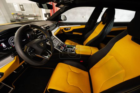 Foto de Ternopil, Ucrania- Noviembre 11, 2022: Interior del coche de amarillo Lamborghini Urus. - Imagen libre de derechos