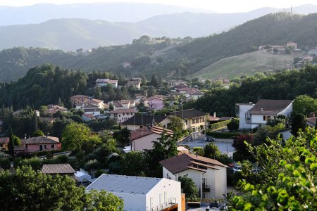 Foto de Vista de Nocera Umbra, ciudad y municipio en la provincia de Perugia, Italia. - Imagen libre de derechos