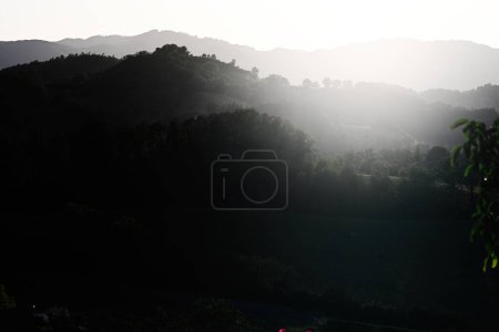 Foto de Vista de la puesta de sol de la montaña en Nocera Umbra, ciudad y municipio en la provincia de Perugia, Italia. - Imagen libre de derechos