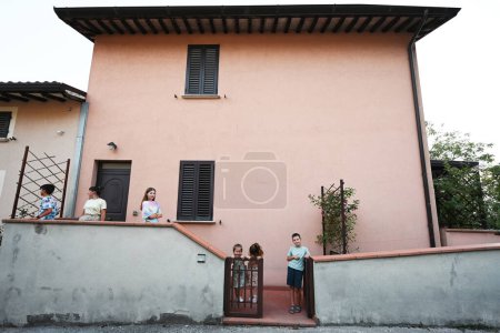 Foto de Stand familiar cerca de casa en Nocera Umbra, municipio en la provincia de Perugia, Italia. - Imagen libre de derechos