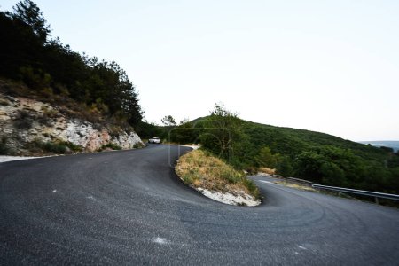 Foto de Automóvil en spin mountain road de Nocera Umbra, localidad y municipio en la provincia de Perugia, Italia. - Imagen libre de derechos