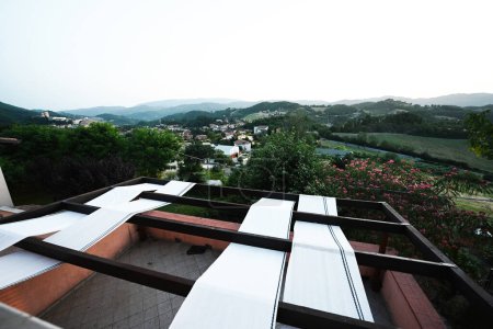 Foto de Vista desde casa terraza en Nocera Umbra, ciudad y municipio en la provincia de Perugia, Italia. - Imagen libre de derechos