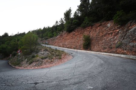 Foto de Spin carretera de montaña de Nocera Umbra, ciudad y municipio en la provincia de Perugia, Italia. - Imagen libre de derechos