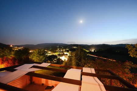 Foto de Vista desde terraza casa por la noche Nocera Umbra, ciudad y municipio en la provincia de Perugia, Italia. - Imagen libre de derechos