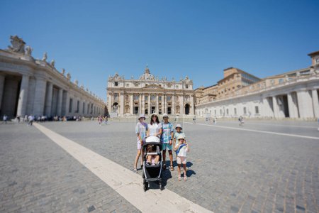 Foto de Gran familia se opone a la iglesia de la Basílica de San Pedro en la ciudad del Vaticano. - Imagen libre de derechos
