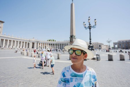 Foto de De cerca turista niño contra la iglesia Basílica de San Pedro en la ciudad del Vaticano. - Imagen libre de derechos