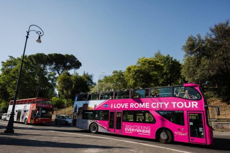 Téléchargez les photos : Rome, Italie - 27 juillet 2022 : J'adore le bus touristique de Rome. Visites partout. - en image libre de droit