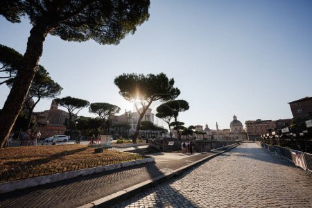 Téléchargez les photos : Rome, Italie - 27 juillet 2022 : Via dei Fori Imperiali street in sunset, Rome, Italie. - en image libre de droit