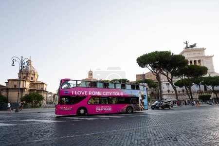 Téléchargez les photos : Rome, Italie - 27 juillet 2022 : J'adore le bus touristique de Rome. Visites partout. - en image libre de droit