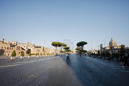 Téléchargez les photos : Rome, Italie - 27 juillet 2022 : Via dei Fori Imperiali street in sunset, Rome, Italie. - en image libre de droit