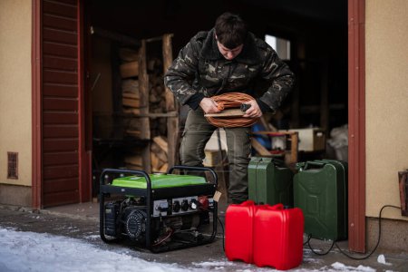 Ropa de hombre en chaqueta militar con gasolina portátil generador de reserva móvil.