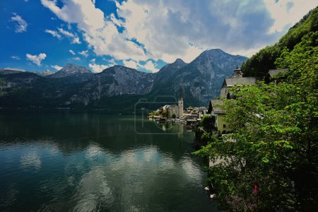 Téléchargez les photos : Beau paysage panoramique sur le lac des Alpes autrichiennes à Hallstatt, Salzkammergut, Autriche. - en image libre de droit