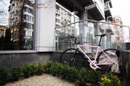 Téléchargez les photos : Ville rose trek vélo stationné près du bâtiment. - en image libre de droit