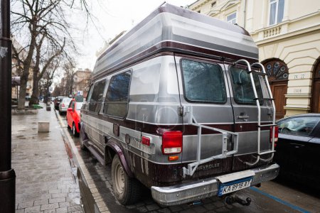 Téléchargez les photos : Ivano-Frankivsk, Ukraine - Mars 2023 : Chevrolet Chevy Van 20 Gran Ville. - en image libre de droit