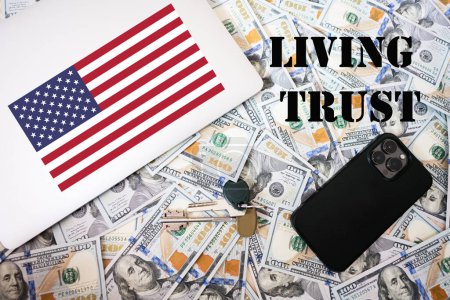Téléchargez les photos : Concept de confiance vivante. drapeau des États-Unis, argent dollar avec clés, ordinateur portable et fond de téléphone. - en image libre de droit