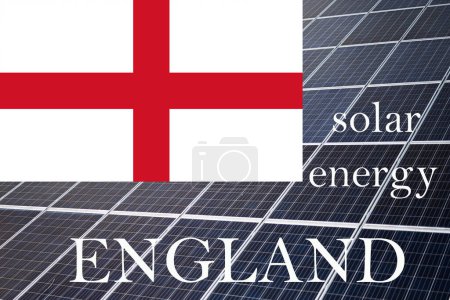 Téléchargez les photos : Panneaux d'énergie solaire avec fond drapeau d'Angleterre. Ressources durables et concept d'énergie renouvelable en anglais. - en image libre de droit