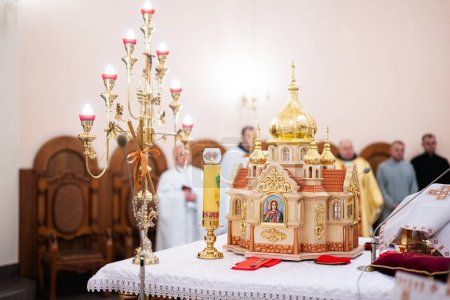 Téléchargez les photos : Liturgie orthodoxe dans la cathédrale de l'Assomption de la Vierge Marie. - en image libre de droit
