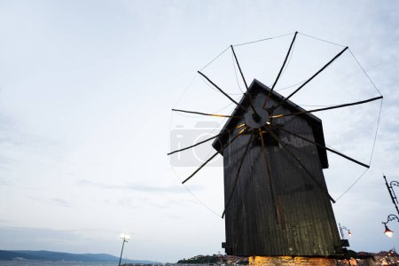 Foto de Antiguo molino de viento por la noche Nessebar, Bulgaria. - Imagen libre de derechos