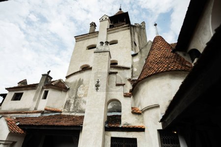 Foto de El Castillo de Bran en Rumania. Castillo medieval de Drácula en Cárpatos, Transilvania. - Imagen libre de derechos