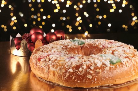 Téléchargez les photos : Délicieux espagnol doux roscon de reyes (gâteau Epiphany) avec des décorations de Noël - en image libre de droit