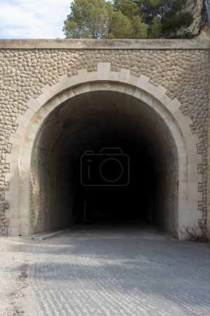 Téléchargez les photos : Vue d'une entrée d'un tunnel long et sombre - en image libre de droit