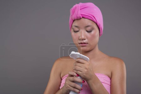 Téléchargez les photos : Rituel post-douche d'une jeune Chinoise, enveloppée dans des serviettes - en image libre de droit