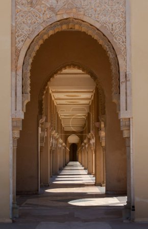 Elegante pasillo arqueado que refleja el patrimonio arquitectónico islámico.
