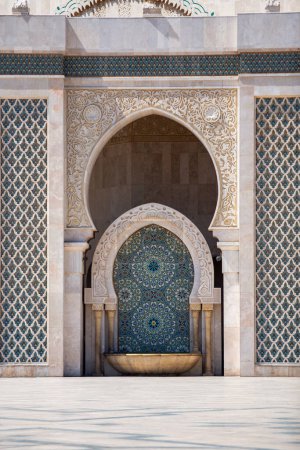 Fontaine ornée de carreaux de mosaïque, mettant en valeur l'art islamique.