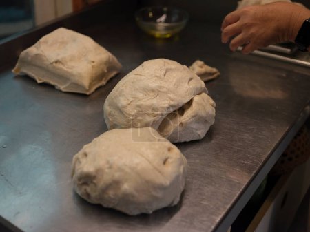 Téléchargez les photos : Vue rapprochée. Boulangerie maison levain levain pain artisanal cru - en image libre de droit