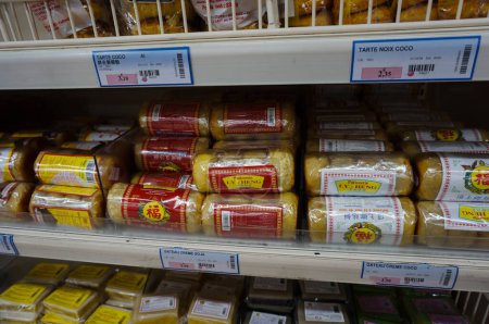 Foto de Toulouse, Francia - julio de 2019 - Pasteles y panaderías asiáticas importadas del extranjero en los estantes de las tiendas del supermercado Paris Store ("Hyper Asiatique") con etiquetas de precios, especialmente la soya y la pastelería de coco - Imagen libre de derechos