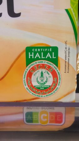 Téléchargez les photos : Villefranche-sur-Saone, France - Juillet 2019 - Poulet halal sur étagère : "Halal certifié par l'Institut musulman de la mosquée de Paris et la Société française pour le contrôle de la viande et des aliments halal" - en image libre de droit