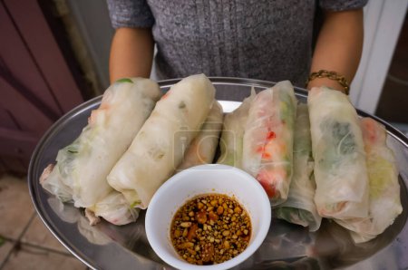 Foto de Placa de rollos de primavera chinos, un plato típico cocinado en el sudeste asiático que comprende un panqueque envuelto en una masa de harina de arroz llena de verduras como ensalada verde, carne o camarones y fideos - Imagen libre de derechos