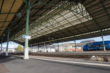 Téléchargez les photos : Aurillac, France - Feb 2022 - A blue, Bombardier Regional Expression Train (TER), run by the Region Auvergne-Rhne-Alpes, at the platforms at the railway station of Aurillac, chief-town of the Cantal - en image libre de droit