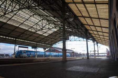 Foto de Aurillac, France - Feb 2022 - A blue, Bombardier Regional Expression Train (TER), run by the Region Auvergne-Rhne-Alpes, at the platforms at the railway station of Aurillac, chief-town of the Cantal - Imagen libre de derechos