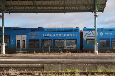 Foto de Aurillac, France - Feb 2022 - A blue, Bombardier Regional Expression Train (TER), run by the Region Auvergne-Rhne-Alpes, at the platforms at the railway station of Aurillac, chief-town of the Cantal - Imagen libre de derechos
